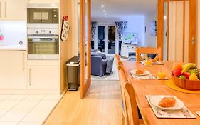 Stylish Margate Coastal Home & Parking By Adliv